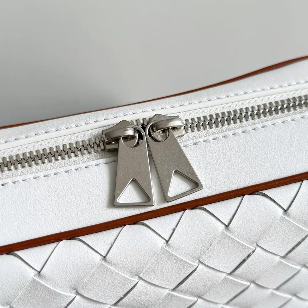 Batch 1820 BOTTEGA VENETA small INTRECCIATO woven camera bag This bv classic camera bag is a further evolution of classic woven technology, combining practicality and fashion, perfectly meeting multi-purpose needs! Classic leather handmade. Lightweight and large capacity. The shoulder strap is removable and adjustable. In addition to being worn cross-body, it can also be placed in the suitcase as a toiletry bag. It is very convenient for daily storage and classification. It also has hanging accessories to show your personality. No matter how complicated the world is, as long as you have a bag with you, everything will become better. Style number: 755923 Size: 24.5*15*6cm